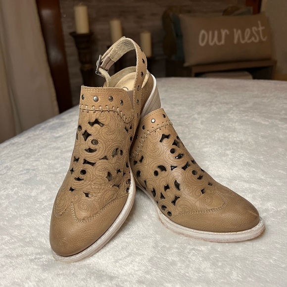 NAUGHTY MONKEY “Ms. Kali” Tan Leather Laser Cut Heeled Mule 6.5 - Picture 3 of 15